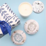 Caja de Regalo con Vela y Bombas de Baño - Sea Salt & Moss, Dolly Blue
