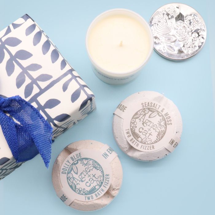 Caja de Regalo con Vela y Bombas de Baño - Sea Salt & Moss, Dolly Blue